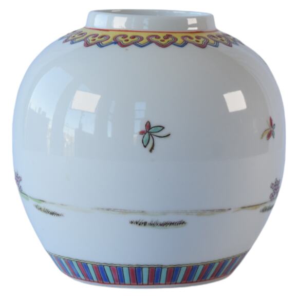 Charming Ceramic Ginger Jar - Handpainted Chinese Vase for Stunning Home Decor - Picture 4 of 10